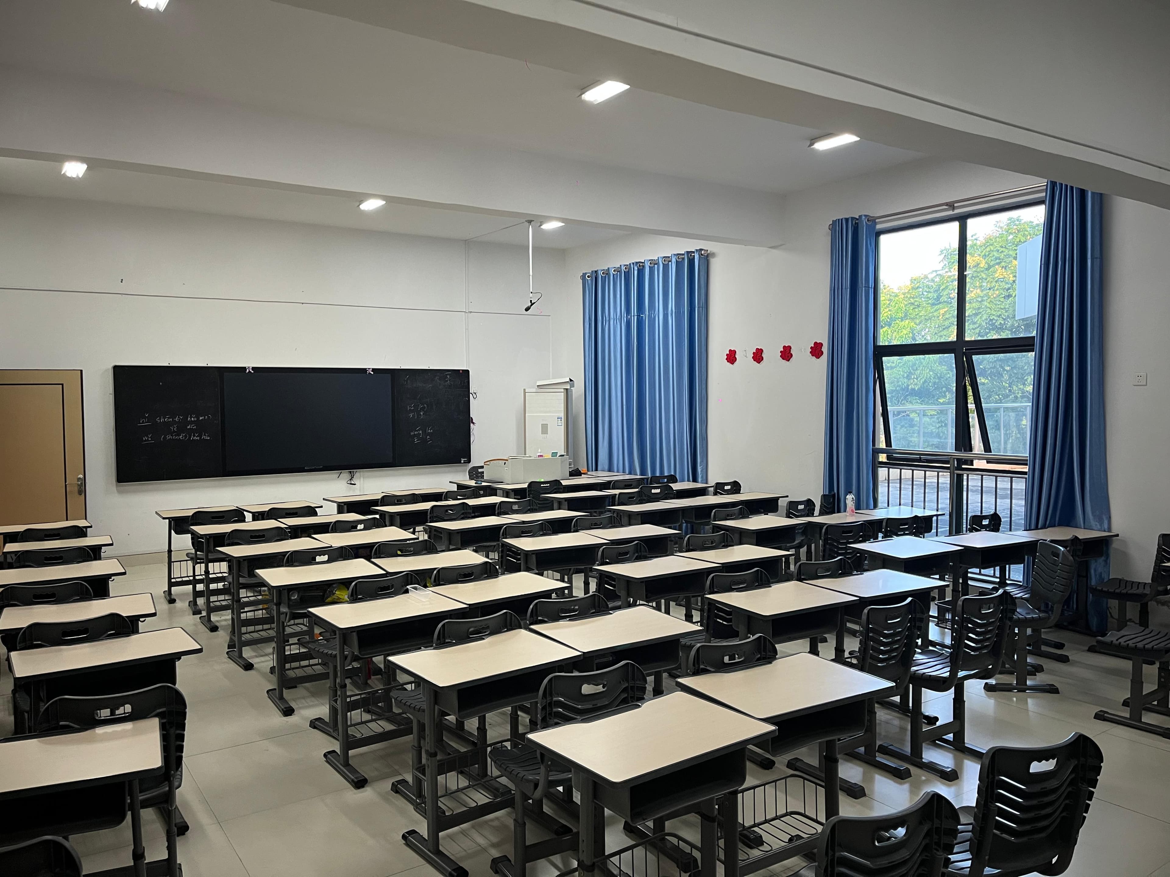 Ruang kelas dengan meja belajar dan papan tulis