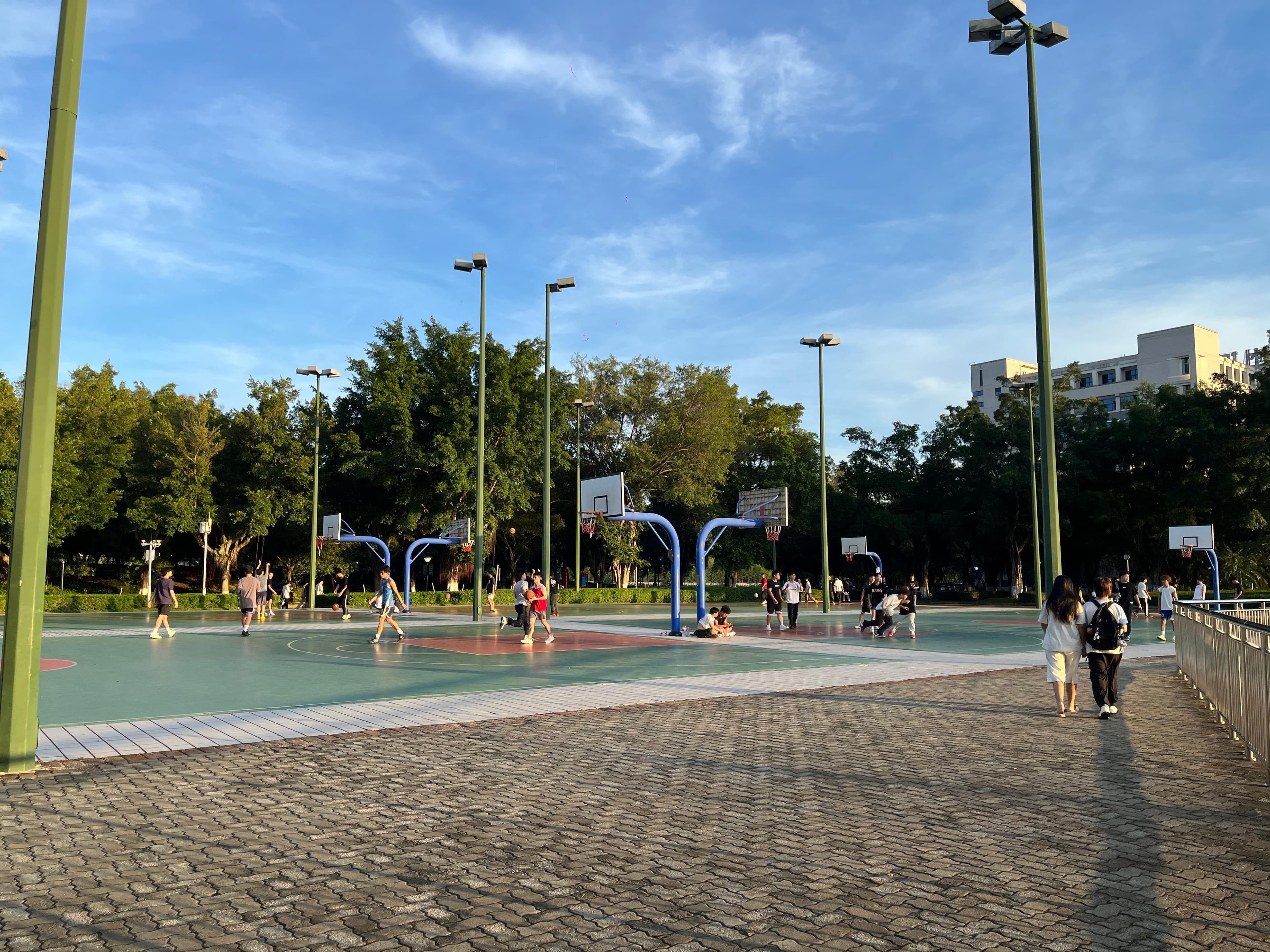 Lapangan olahraga kampus pada sore hari